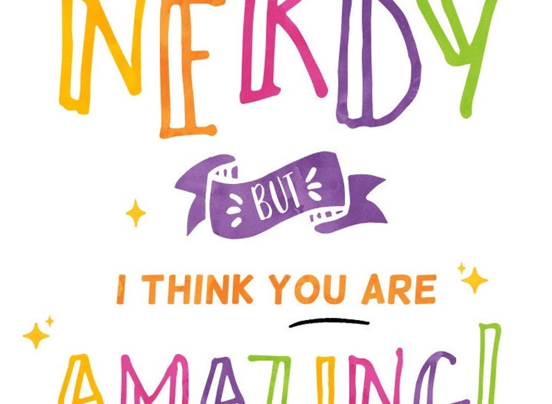 Puede incluir: Un dise&ntilde;o gr&aacute;fico colorido con el texto "NERDY BUT I THINK YOU ARE AMAZING!" en un arco&iacute;ris de colores. El texto est&aacute; escrito en un estilo juguet&oacute;n y dibujado a mano.