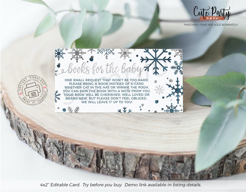Puede incluir: Una tarjeta imprimible de 10,16 x 5,08 cm con un dise&ntilde;o de copo de nieve. La tarjeta dice "libros para el beb&eacute;" e incluye una solicitud para que los invitados traigan un libro en lugar de una tarjeta para el baby shower.