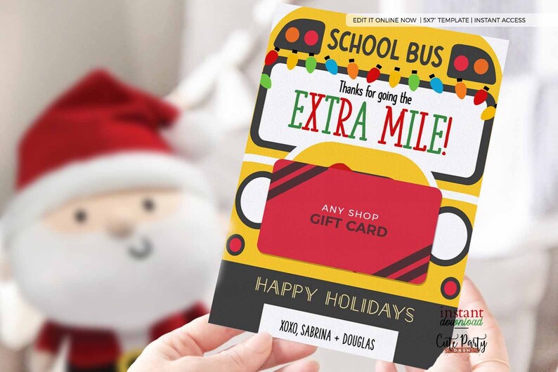 Pu&ograve; includere: Un autobus scolastico giallo con luci rosse e verdi, una carta regalo e il testo "Thanks for going the EXTRA MILE!" e "HAPPY HOLIDAYS XOXO, SABRINA + DOUGLAS".
