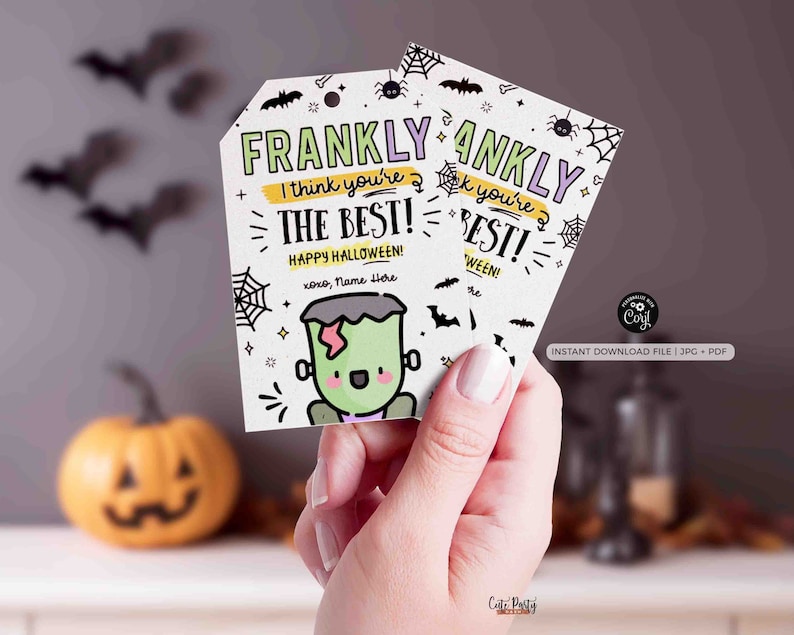 Op de afbeelding: Twee printbare Halloween-cadeautje-labels met een schattige monsterillustratie. De tekst op de labels luidt "Eerlijk gezegd, ik vind je geweldig! Gelukkig Halloween!" en "Ankly, ik vind je geweldig! Ween!"