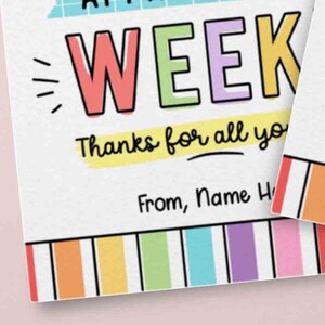 以下が含まれることがあります： カラフルなカードに、大きな輪郭のある文字で「A Wonderful Week」と書かれています。「Thanks for all you do」というテキストは、黄色でハイライトされた黒で書かれています。カードは虹色のストライプのボーダーが付いています。