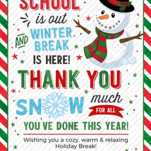 Puede incluir: Un fondo a rayas rojo, blanco y verde con un mu&ntilde;eco de nieve que lleva un sombrero de copa negro y una bufanda roja y verde. El texto dice "&iexcl;La escuela ha terminado y las vacaciones de invierno est&aacute;n aqu&iacute;! &iexcl;Muchas gracias por todo lo que has hecho este a&ntilde;o! &iexcl;Te deseamos unas felices fiestas! Nombre de la empresa aqu&iacute;."