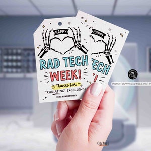 K&ouml;nnte beinhalten: Zwei druckbare Geschenkanh&auml;nger mit einem Skelett-Hand-Herz-Design. Die Anh&auml;nger zeigen den Text "Happy Rad Tech Week!" und "Danke f&uuml;r "STRAHLENDE" EXZELLENZ".