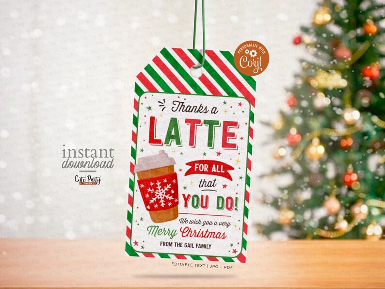 Pu&ograve; includere: Etichetta regalo a strisce rosse e verdi con un'illustrazione di una tazza di caff&egrave; e il testo "Thanks a Latte for all that you do! We wish you a very Merry Christmas from the Gail Family".