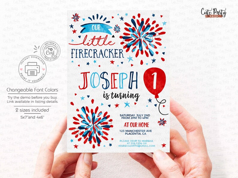 Puede incluir: Una invitaci&oacute;n imprimible roja, blanca y azul para una fiesta de primer cumplea&ntilde;os. La invitaci&oacute;n presenta un dise&ntilde;o de fuegos artificiales y el texto "Nuestro peque&ntilde;o petardo Joseph cumple 1 a&ntilde;o".
