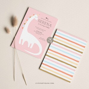 K&ouml;nnte beinhalten: Rosa-wei&szlig;e Dinosaurier-Geburtstagseinladung mit einem gestreiften Muster auf der R&uuml;ckseite. Die Einladung lautet "Join us for a dino party Serena is turning three".