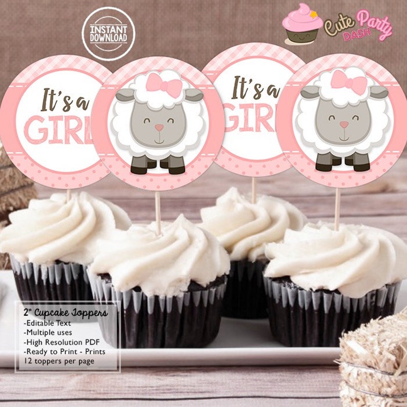 K&ouml;nnte beinhalten: Set mit drei 5 cm gro&szlig;en Cupcake-Toppern mit einem rosa-wei&szlig;en Gingham-Muster, einer wei&szlig;en Lamm-Illustration und dem Text "It's a Girl".