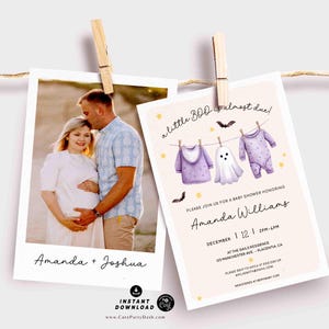 Pu&ograve; includere: Due biglietti sono sospesi con mollette di legno su uno spago. Un biglietto presenta una foto di una donna incinta e un uomo. L'altro biglietto ha il testo "a little BOO almost due!" con vestiti per bambini e un fantasma.