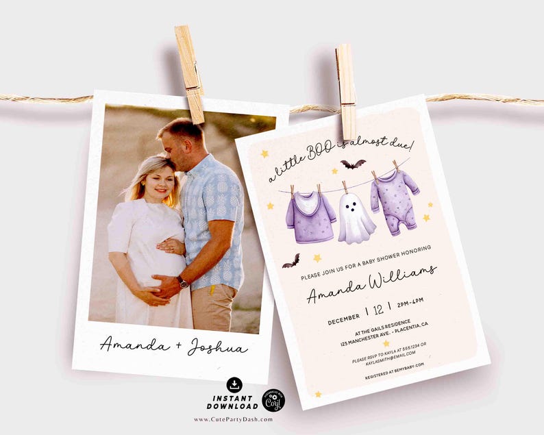 Pu&ograve; includere: Due biglietti sono sospesi con mollette di legno su uno spago. Un biglietto presenta una foto di una donna incinta e un uomo. L'altro biglietto ha il testo "a little BOO almost due!" con vestiti per bambini e un fantasma.