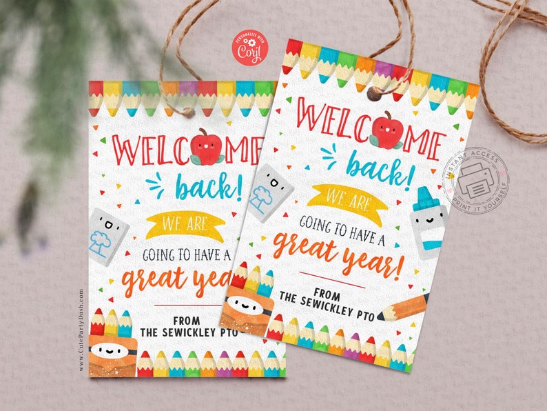 Puede incluir: Dos etiquetas imprimibles de bienvenida de regreso a la escuela con un borde de l&aacute;pices de colores. El texto dice "&iexcl;Bienvenido de regreso! &iexcl;Vamos a tener un gran a&ntilde;o!" y "&iexcl;Bienvenido de regreso! &iexcl;Vamos a tener un gran a&ntilde;o!" del Sewickley PTO.