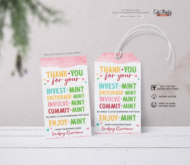 K&ouml;nnte beinhalten: Zwei rosa und wei&szlig;e Geschenkanh&auml;nger mit Aquarell-Effekt. Die Anh&auml;nger zeigen den Text "Danke f&uuml;r dein" gefolgt von einer Liste von W&ouml;rtern, die auf "mint" enden, wie "Invest-mint", "Encourage-mint", "Involve-mint" und "Commit-mint". Der Text "Also hier ist etwas Kleines f&uuml;r dich" erscheint &uuml;ber dem Wort "Enjoy-mint". Am unteren Rand des Anh&auml;ngers steht "Frohe Valentinstage von Lindsay Clermann".
