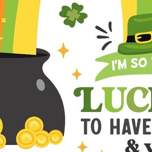 Op de afbeelding: Een zwarte pot gevuld met gouden munten staat onder een regenboog. Een groene kabouterhoed met een gouden gesp bevindt zich boven de pot met de tekst "I'm so very lucky to have you & your..."