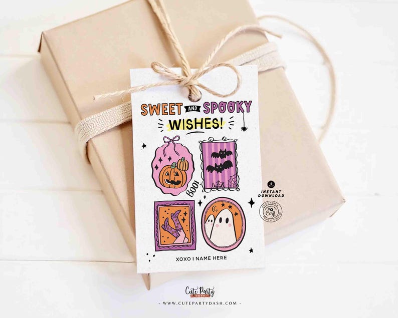 Pu&ograve; includere: Un'etichetta regalo con le parole "SWEET AND SPOOKY WISHES!" e illustrazioni di una zucca, pipistrelli, gambe di strega e un fantasma. L'etichetta &egrave; legata a un regalo confezionato con spago.