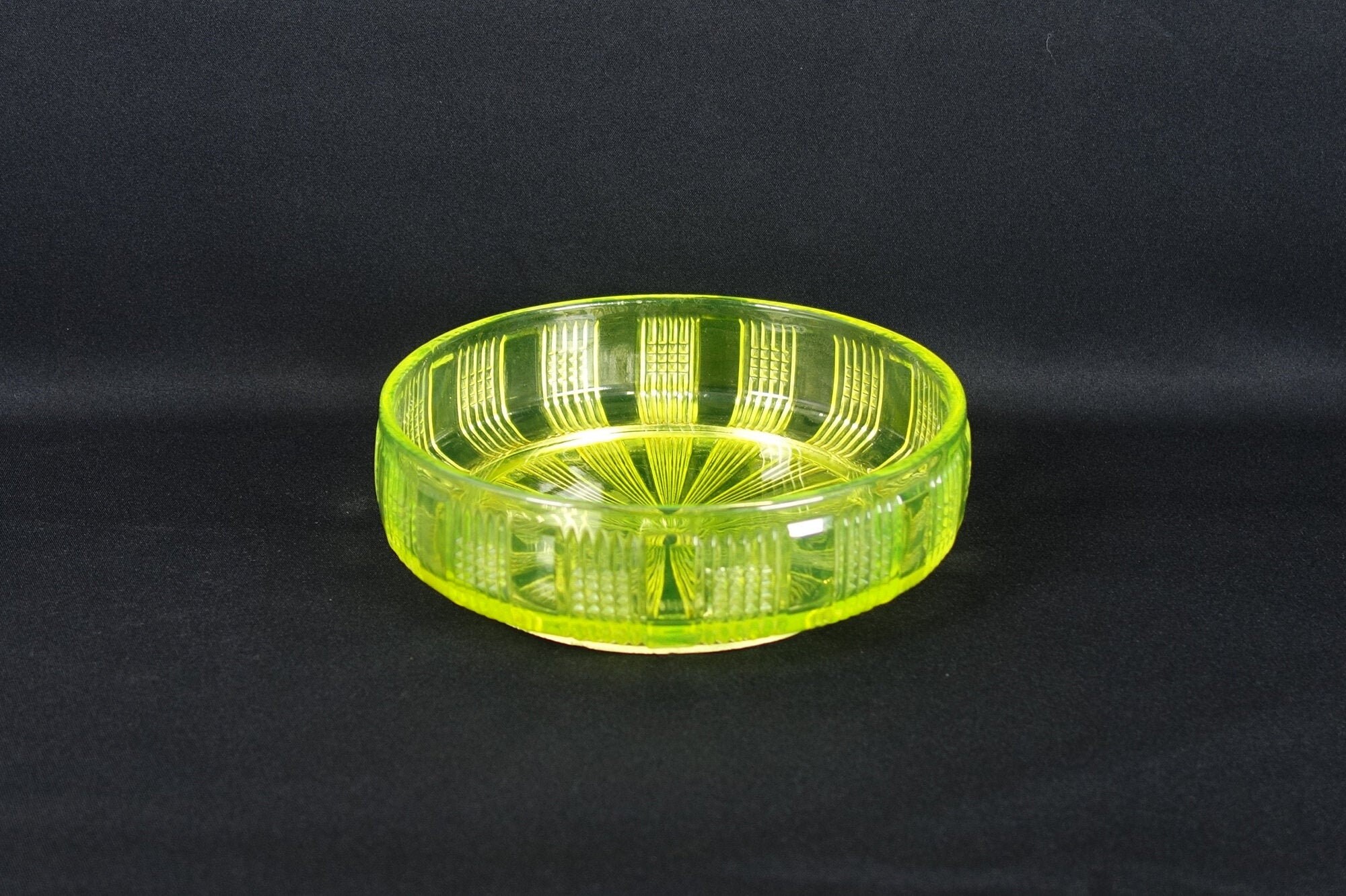 Bol Antique Ouraline, Bol de Fruits en Verre d'uranium, Art Déco