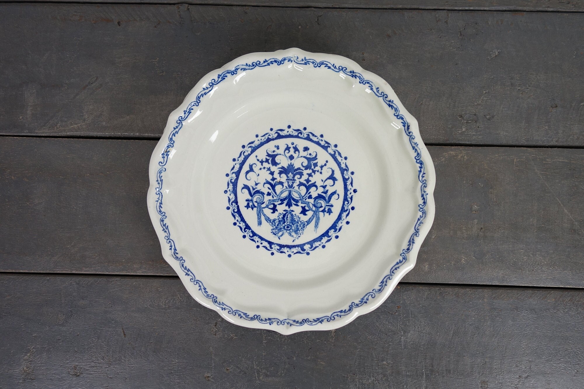 Ensemble de 2 Assiettes Gien, Gien Vintage, Français Blanc et Bleu avec Décor Central