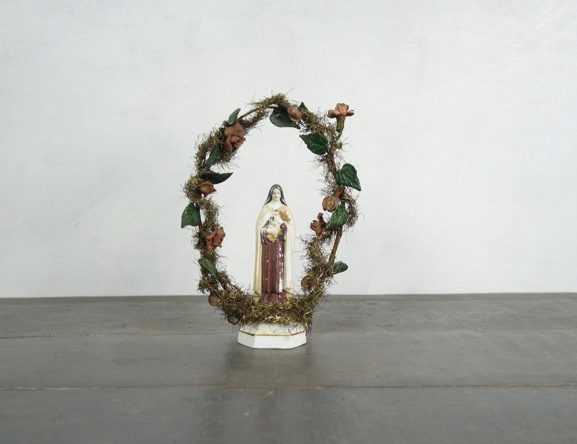 Ste Thérèse, Statue avec Guirlande et Roses, Biscuit en Porcelaine, Vers 1930