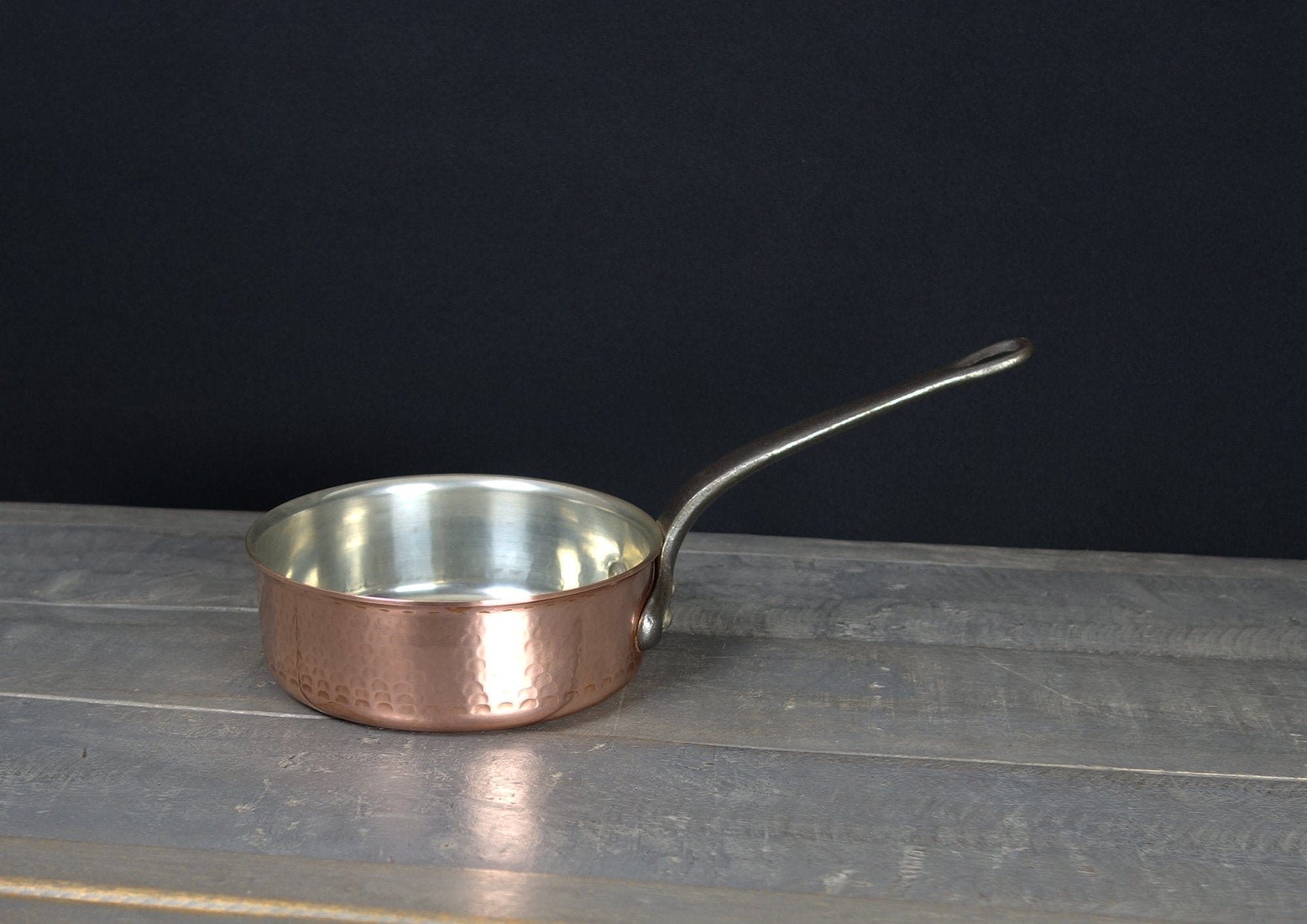 Français Cru Hammered Copper Sauté Poêle, Boîte Doublée, 2mm d'épaisseur, 17cm/6, 7 Diam