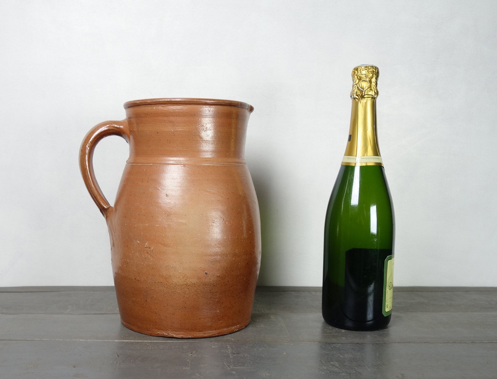 11インチの大型ヴィンテージピッチャー、水差し、釉薬をかけたストーン