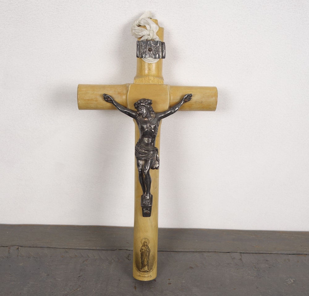 Français Crucifix, Croix Religieuse avec Sacre Coeur, Montmartre, Paris.