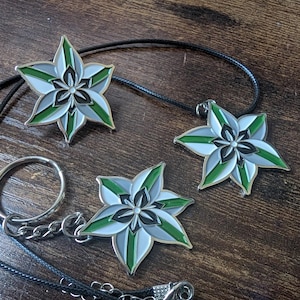 Spilla / collana / portachiavi / toppa in smalto morbido con giglio dell'orgoglio demiromantico