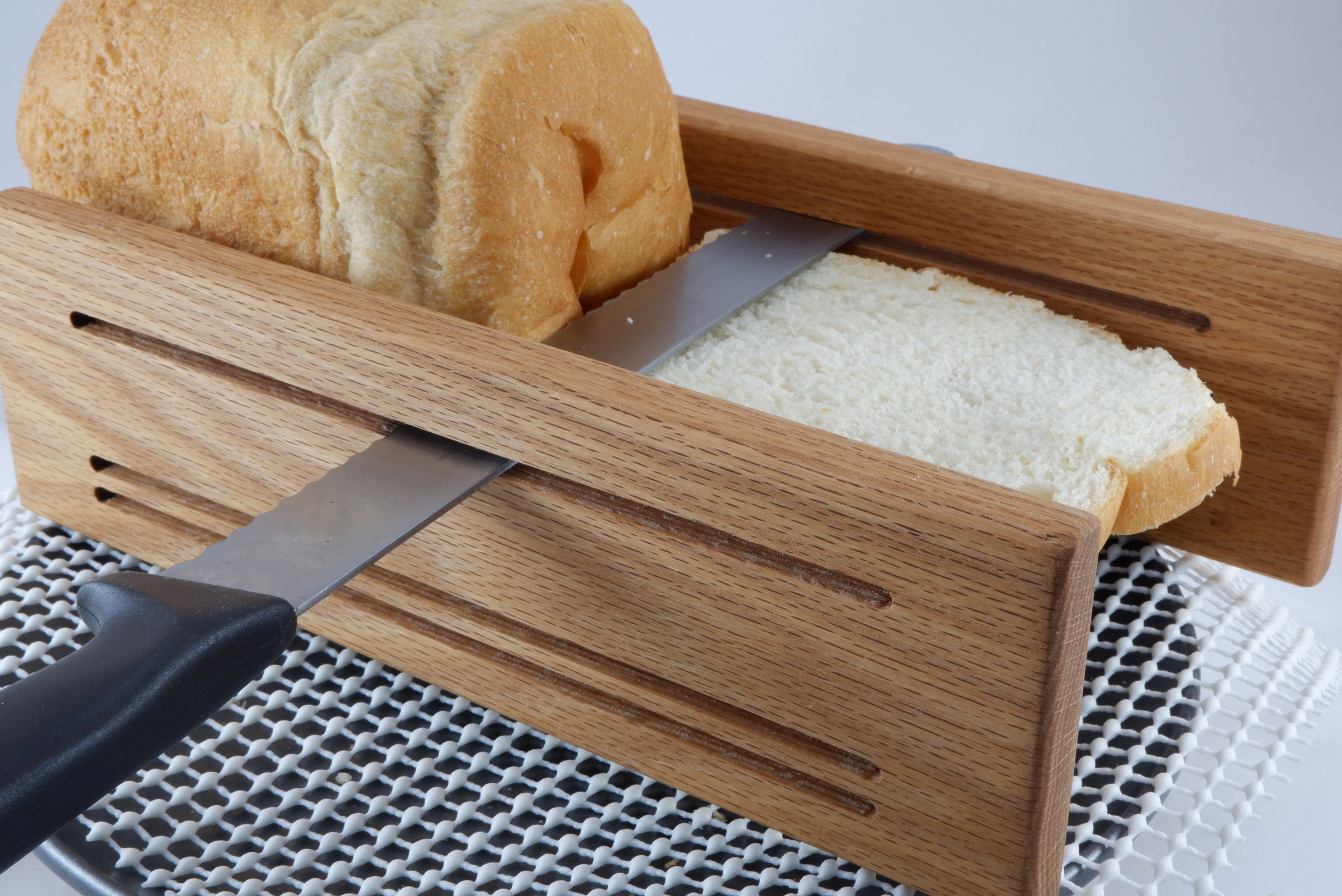 Bread Knife with Slicing Guide