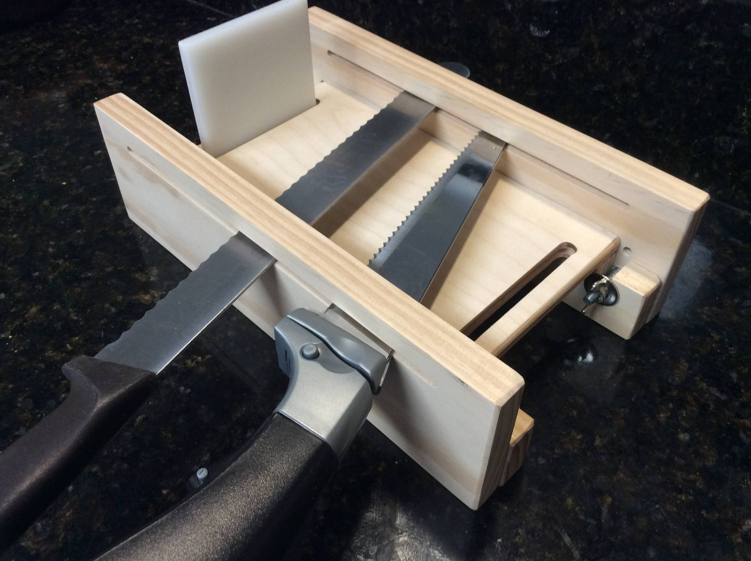 Adjustable bread slicing guide 2nd generation