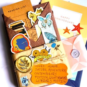 Cadeau départ à la retraite, anniversaire, blind date premium avec livre, boîte d'humour et d'aventures avec carte 3D, autocollants, marque-page — Cadeau Life After Work