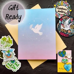Peace & Kindness-cadeaubundel – Earth Day-spelden, geborduurde patches, stickers en 3D-duifwenskaart – Eco-positieve unieke set
