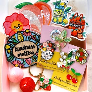 Cadeauset met fruitige bloemen – 5 emailspelden, 2 geborduurde patches, sleutelhanger, 2 minikaarsen, stickers | Joyful Aesthetic Box - Sunshine in a Box