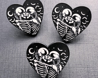 Skeleton Lovers Heart Enamel Pin – Gothic Memento Mori Accessory, Limited Edition Hard Enamel Pin