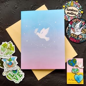 Peace & Kindness-cadeaubundel – Earth Day-spelden, geborduurde patches, stickers en 3D-duifwenskaart – Eco-positieve unieke set