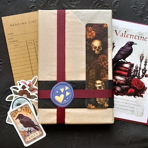Set de regalo "Cita a ciegas con un libro": novela de misterio, marcapáginas, tarjeta, pegatinas y lista de lectura. Sorpresa para los amantes de la lectura.