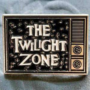 Épinglette en émail Twilight Zone – Épinglette d&#39;horreur télévisée rétro | Cadeau de collectionneur de science-fiction | Épingle en émail classique culte | Broche en émail de la culture pop