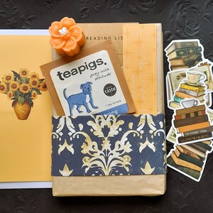 Cita a ciegas con un libro: Caja de regalo de Jane Austen con un clásico de segunda mano, té, vela, tarjeta 3D y pegatinas: una agradable sorpresa de lectura para ella.