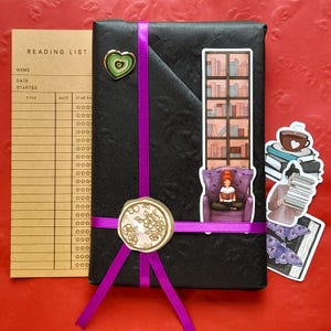 Blind Date mit einem Buch - Isabel Allende Autorin Mystery Box mit Emaille-Pin, Lesezeichen, Lesekarte und thematischen Bücheraufklebern