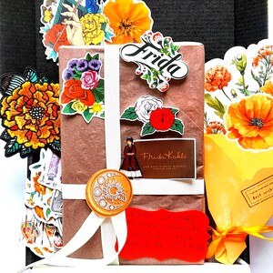 Caja única "Cita con un libro": El amor en los tiempos del cólera, pin de Frida Kahlo, imanes, tarjeta de felicitación / Regalo romántico con arte literario
