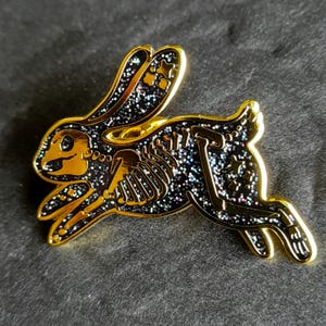 Glitzer Skelett Hase Emaille Pin: Gothic Occult Hase Brosche