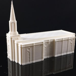 Può includere: Un modello 3D stampato in bianco di una chiesa con un alto campanile.