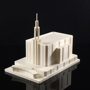 Può includere: Un modello 3D stampato in bianco di un edificio della chiesa con un'alta guglia.