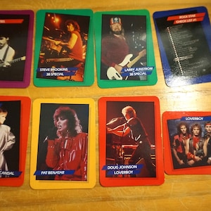 Könnte beinhalten: Ein Set mit 10 Sammelkarten mit verschiedenen Musikern, darunter Pat Benatar, Loverboy und 38 Special. Die Karten sind bunt und zeigen Fotos der Musiker.