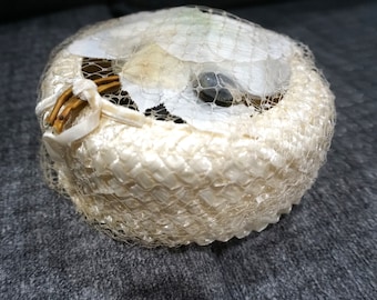Vintage Pillbox Ivory Hut - Plastikgeflecht und Netz - Blumen Akzent Cocktailhut