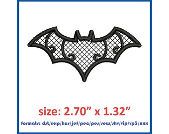 Puede incluir: Diseño de bordado de murciélago negro con un patrón de encaje, que mide 6,86 cm por 3,35 cm. Disponible en los formatos: dst, exp, hus, jef, pec, pes, sew, shv, vip, vp3 y xxx.