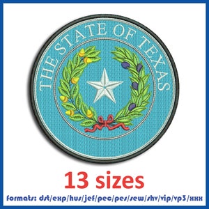 Könnte beinhalten: Ein gestickter Patch in Blau und Weiß mit dem Text "THE STATE OF TEXAS" in einem Kreis um einen fünfzackigen Stern und einen Kranz aus grünen Blättern. Der Patch ist in 13 Größen und in verschiedenen Formaten erhältlich, darunter dst, exp, hus, jef, pec, pes, sew, shv, vip, vp3 und нни.