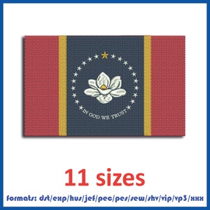 Può includere: Disegno ricamato della bandiera dello stato del Mississippi. La bandiera presenta un fiore di magnolia al centro di un cerchio di stelle, con le parole "In God We Trust" sotto. La bandiera è rossa, bianca, blu e oro.