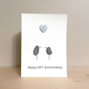 Carte artistique galets • Joyeux anniversaire • 25e anniversaire • 5,5 x 4 pouces • intérieur vierge • carte-cadeau faite main • unique en son genre • prête à être expédiée