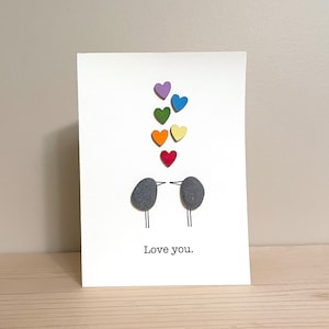 Carte artistique en galets « Je t'aime » • Carte arc-en-ciel • 5,5 x 4 pouces • intérieur vierge • carte-cadeau faite main • unique en son genre • prête à être expédiée
