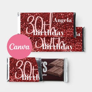 Può includere: Barrette di cioccolato Hershey's con involucri personalizzati. Gli involucri sono rossi con glitter e il testo "30th Birthday" e "Angela". Un cerchio rosa con la parola "Canva" è nell'immagine.
