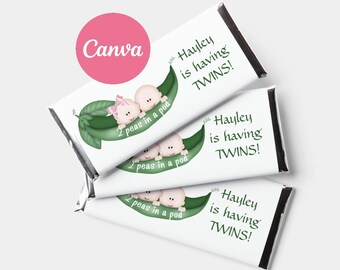 Może przedstawiać: Trzy białe opakowania po batonach z napisem "Hayley is having TWINS!" i ilustracją dwóch niemowląt w strąku grochu. Logo Canva znajduje się w różowym okręgu w lewym górnym rogu.