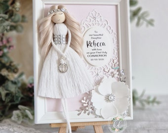 Bellissima cornice per la Prima Comunione con bambina in macramè, realizzata a mano da Kari Designs.