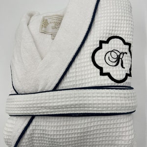 Regalo de algodón para parejas por el segundo aniversario: bata de spa personalizada de algodón gofre/rizo con ribete azul marino, bata bordada a medida.